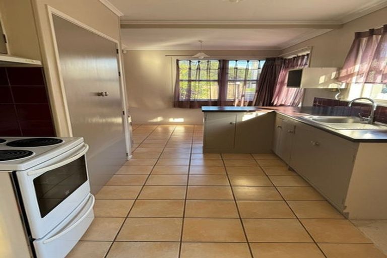 Photo of property in 188 Sunnynook Road, Totara Vale, Auckland, 0627