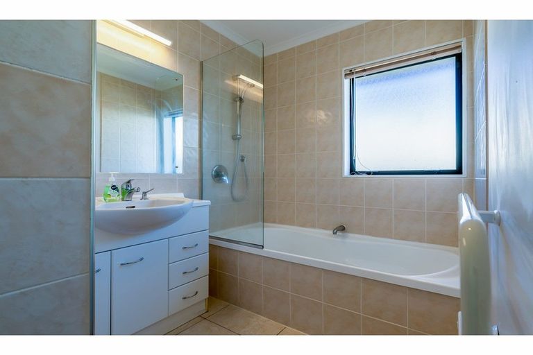 Photo of property in 4 Cloghan Close, Massey, Auckland, 0614