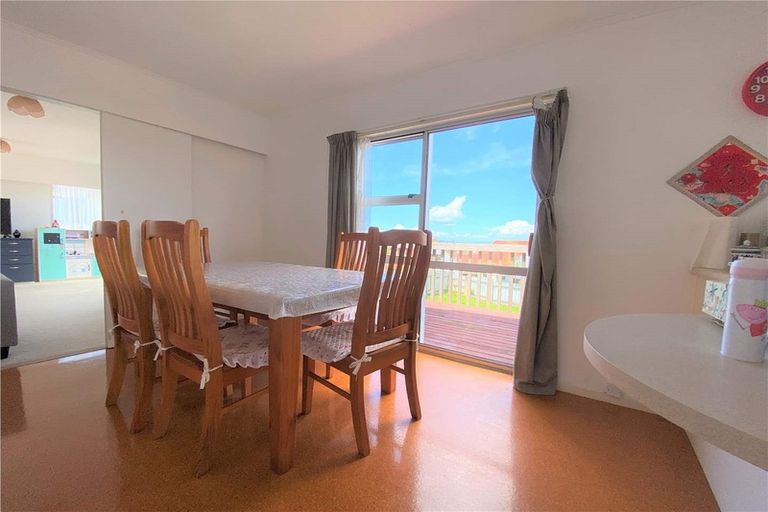 Photo of property in 23 Athena Drive, Totara Vale, Auckland, 0629