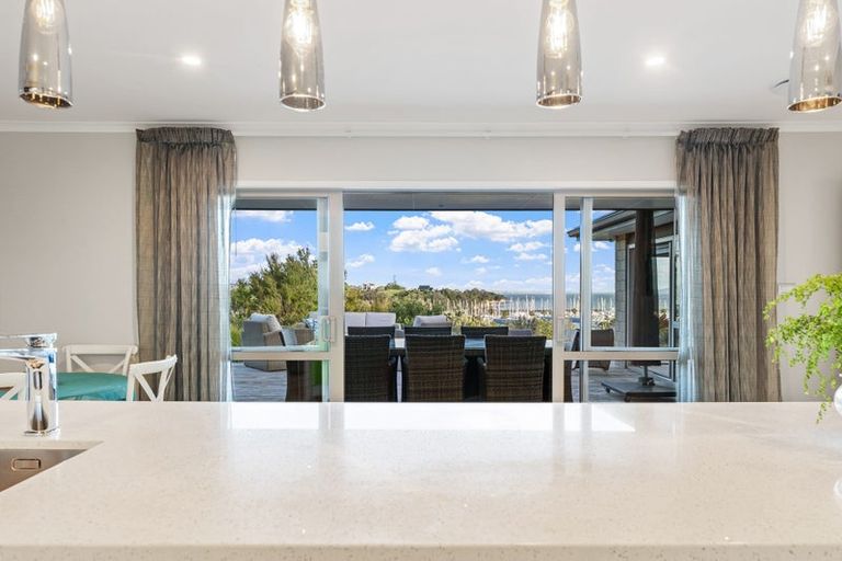 Photo of property in 21 Laguna Place, Matakatia, Whangaparaoa, 0930