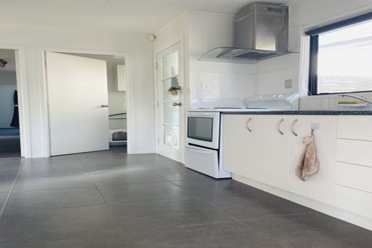 Photo of property in 4 Luxor Place, Massey, Auckland, 0614