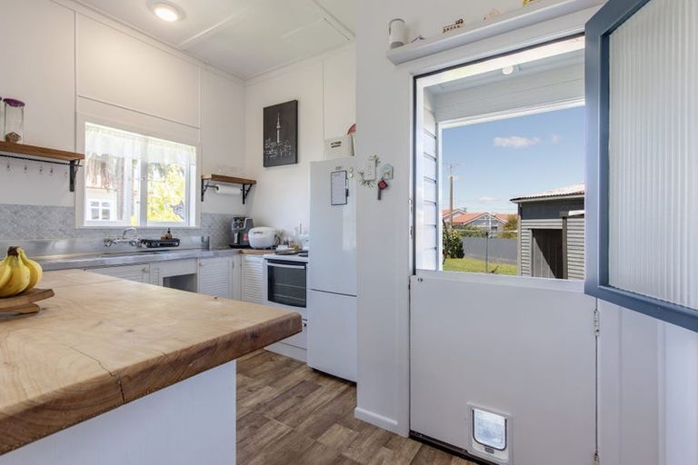 Photo of property in 15 Waverley Street, Waipawa, 4210