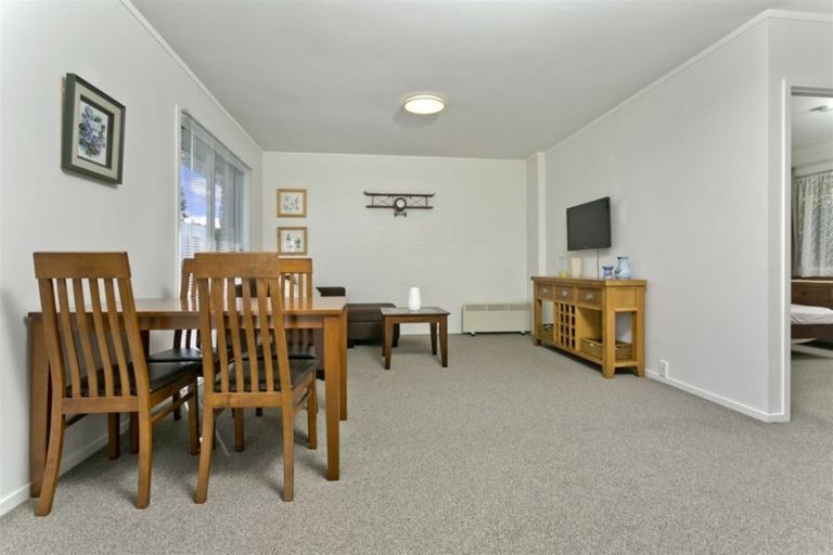 Photo of property in 2/52 Sunnynook Road, Sunnynook, Auckland, 0620