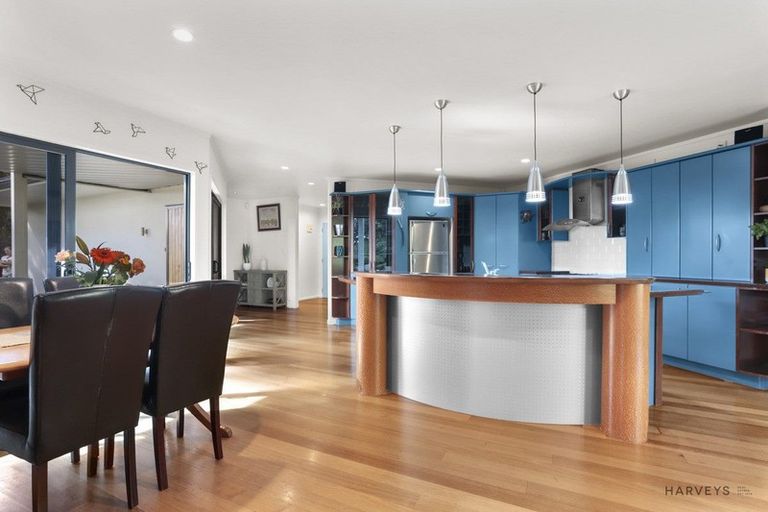 Photo of property in 25 Longfellow Parade, Glen Eden, Auckland, 0604