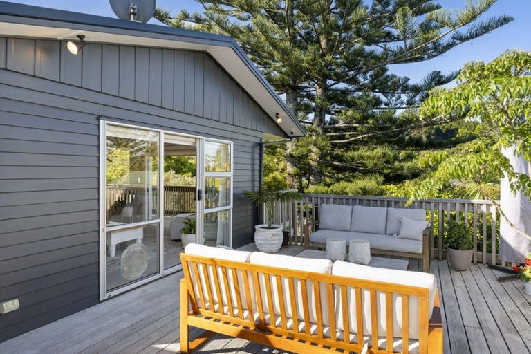 Photo of property in 21 Lowtherhurst Road, Massey, Auckland, 0614