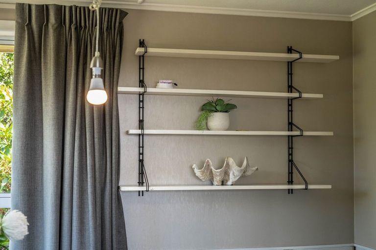 Photo of property in 8 Link Road, Newlands, Wellington, 6037