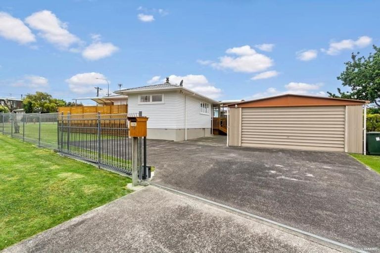 Photo of property in 32 Gloria Avenue, Te Atatu Peninsula, Auckland, 0610