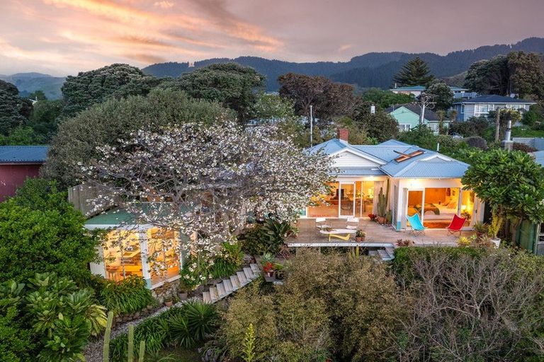 Photo of property in 121 Wellington Road, Paekakariki, 5034