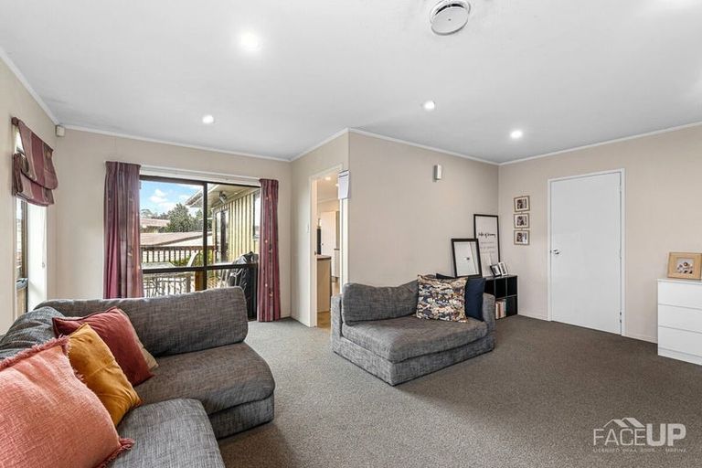 Photo of property in 10 Pahi Place, West Harbour, Auckland, 0618