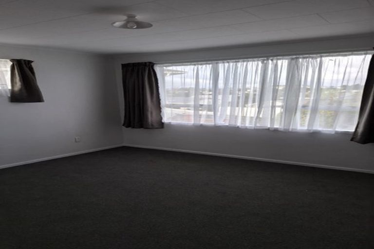 Photo of property in 4 Stroud Way, Newlands, Wellington, 6037