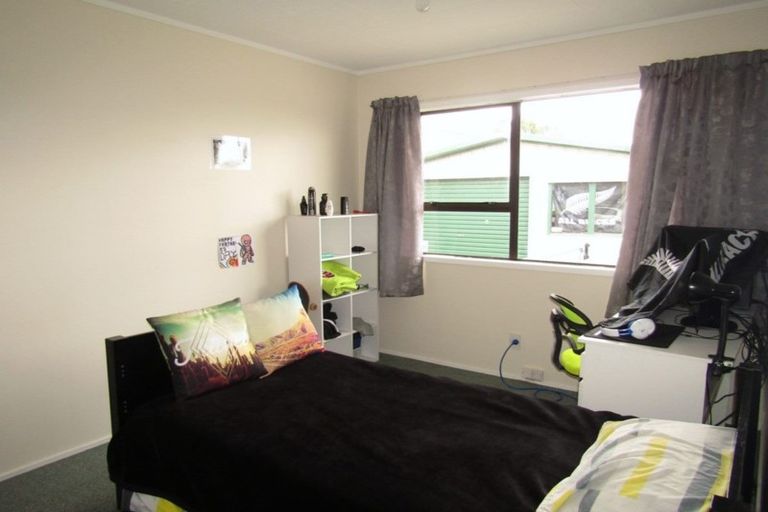 Photo of property in 14 Edgecombe Street, Newlands, Wellington, 6037