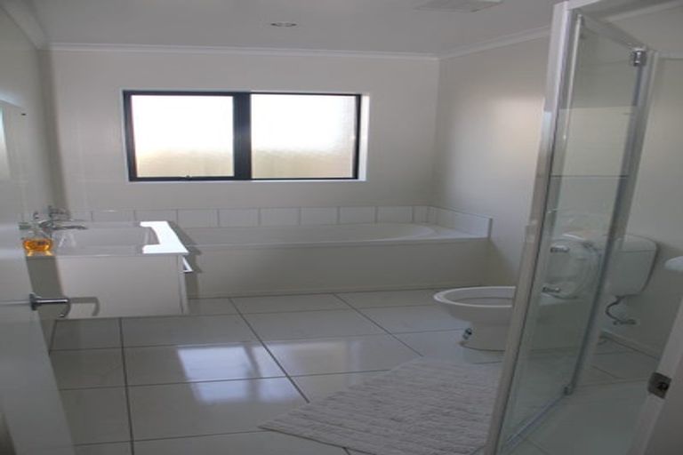 Photo of property in 20 Havana Rise, Grenada Village, Wellington, 6037