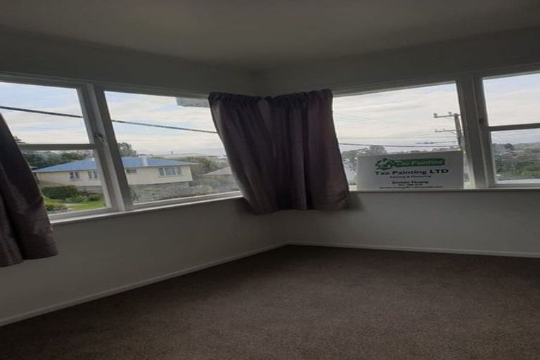 Photo of property in 72 Kenmore Street, Newlands, Wellington, 6037