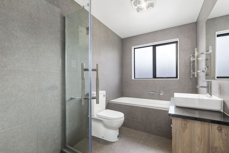 Photo of property in 10a Neilon Place, Northcross, Auckland, 0632