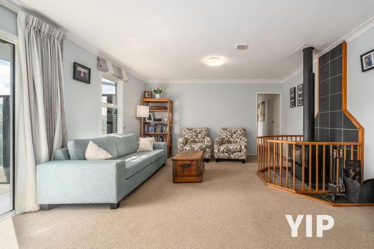 Photo of property in 4 Fernhaven Grove, Newlands, Wellington, 6037
