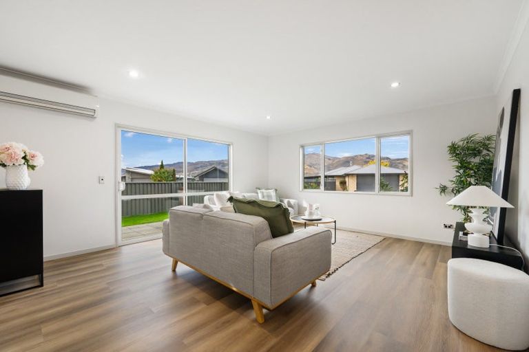 Photo of property in 6 Crabbe Place, Cromwell, 9310