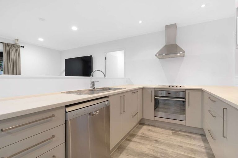 Photo of property in 6 Fernhaven Place, Massey, Auckland, 0614