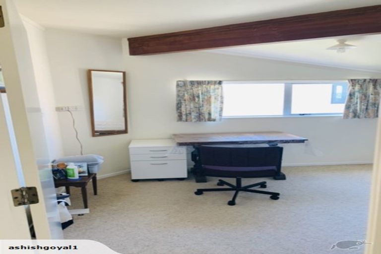 Photo of property in 2b Sunhaven Drive, Newlands, Wellington, 6037