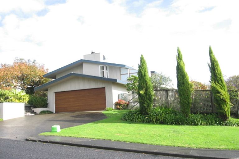 Photo of property in 2/10 Burford Place, Mellons Bay, Auckland, 2014