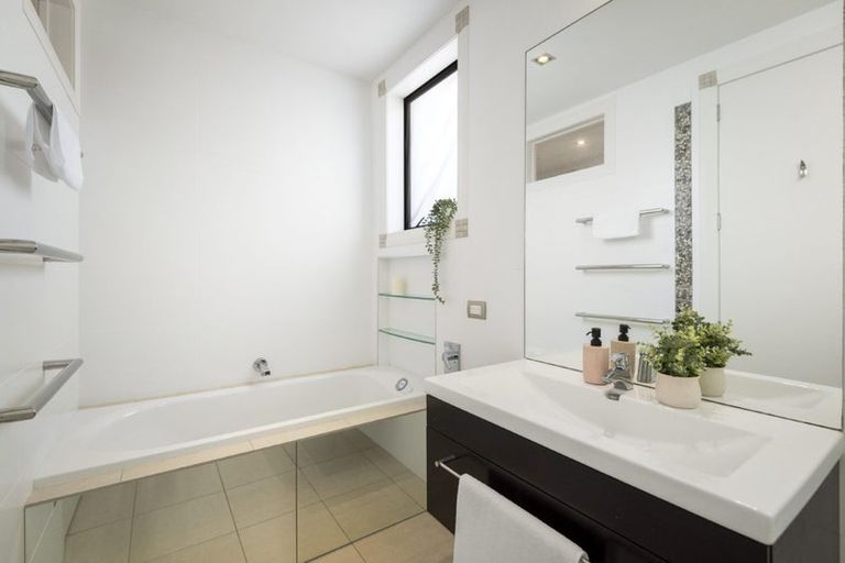 Photo of property in 34 Browns Bay Road, Rothesay Bay, Auckland, 0630