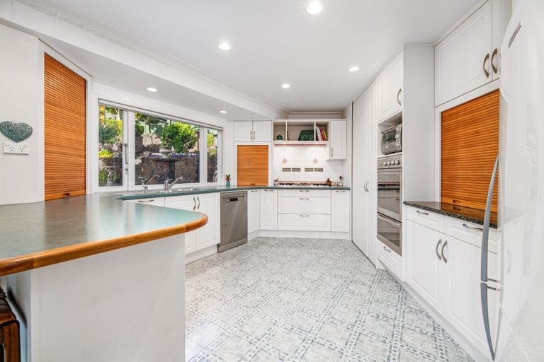 Photo of property in 32 Deane Avenue, Titirangi, Auckland, 0604