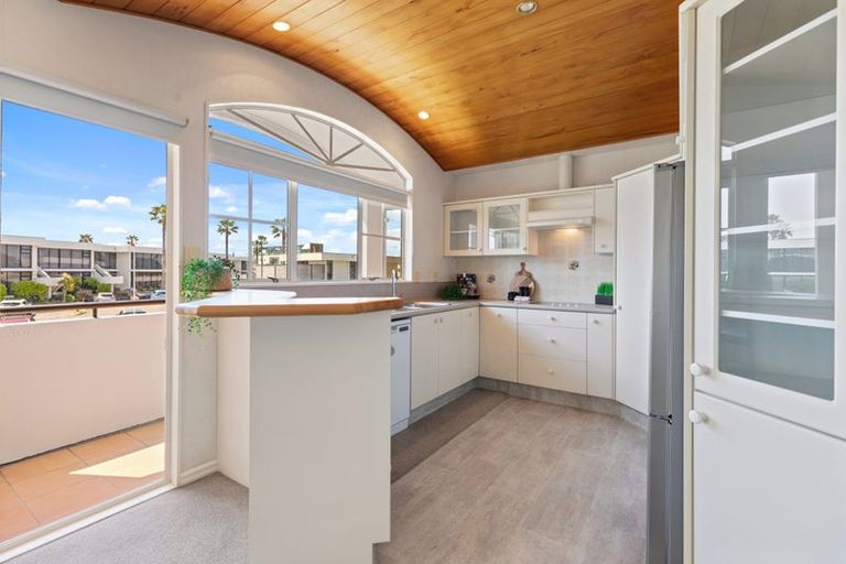Photo of property in 15 Dungarvon Place, Clendon Park, Auckland, 2103