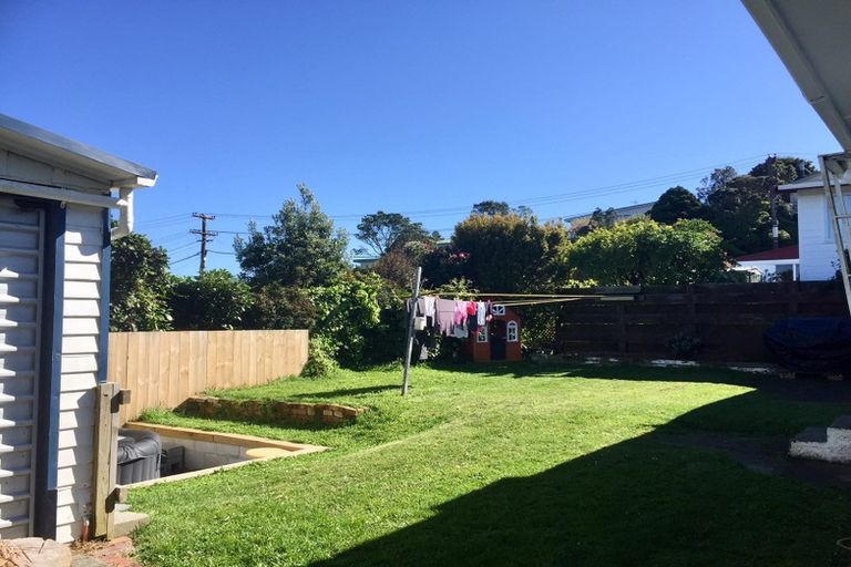Photo of property in 49 Cotswold Crescent, Newlands, Wellington, 6037