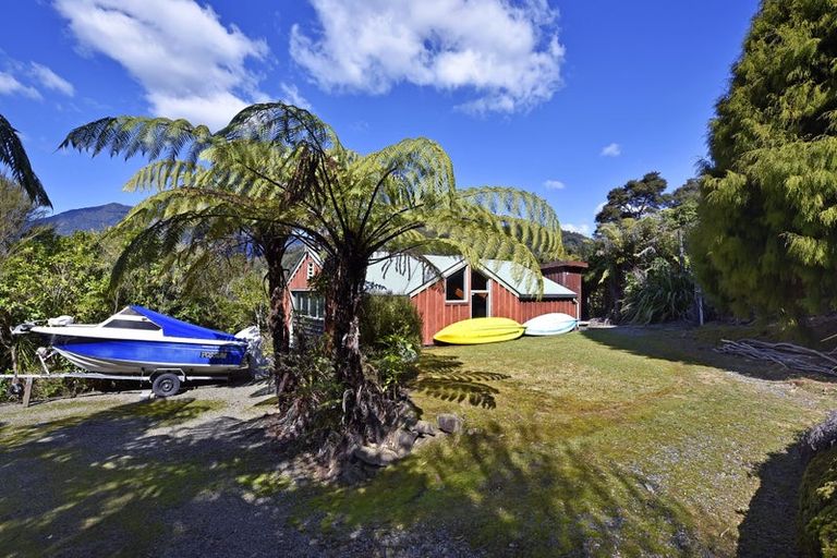 Photo of property in 26 Kamahi Road, Tennyson Inlet, 7195