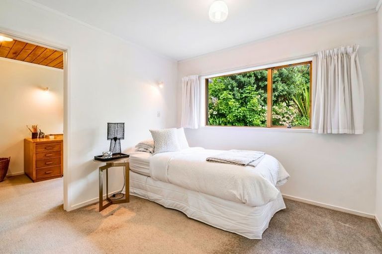Photo of property in 10 Chelverton Terrace, Red Beach, 0932