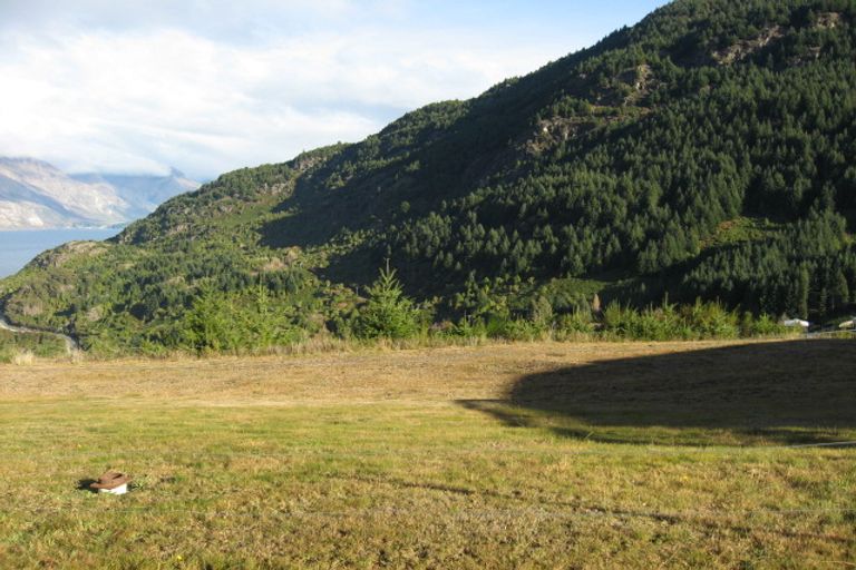 Photo of property in 6 Miller Place, Sunshine Bay, Queenstown, 9300