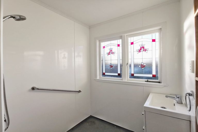 Photo of property in 6 Marlene Avenue, Te Atatu South, Auckland, 0610