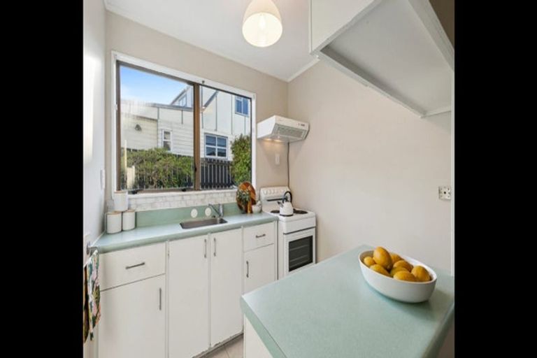 Photo of property in 7b Ladbrooke Drive, Newlands, Wellington, 6037