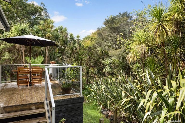 Photo of property in 6 Poturi Streams Avenue, Titirangi, Auckland, 0604