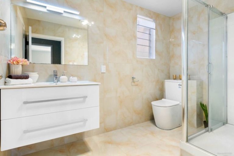 Photo of property in 2/42 Pomaria Road, Henderson, Auckland, 0610