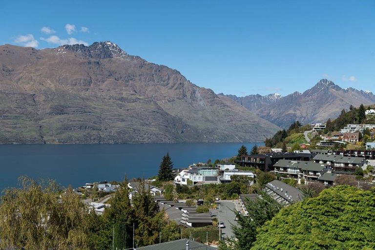 Photo of property in 67 Wynyard Crescent, Fernhill, Queenstown, 9300