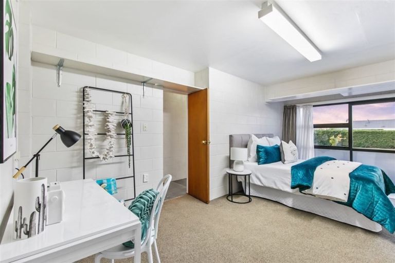 Photo of property in 1/2 Northall Road, New Lynn, Auckland, 0600