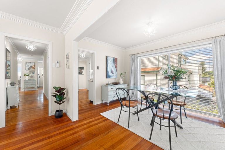 Photo of property in 33 Old Lake Road, Narrow Neck, Auckland, 0624