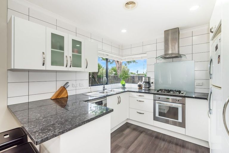 Photo of property in 18 Robert Grove, Paraparaumu, 5032