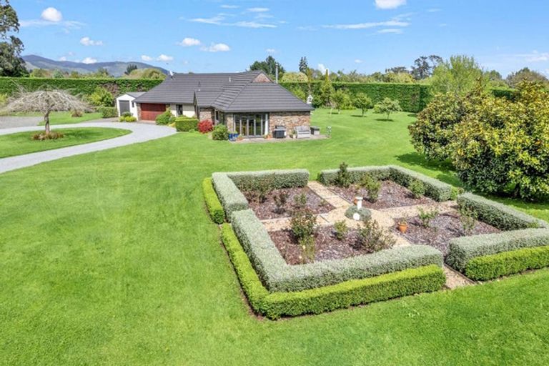 Photo of property in 27 Pohutukawa Drive, Levin, 5571