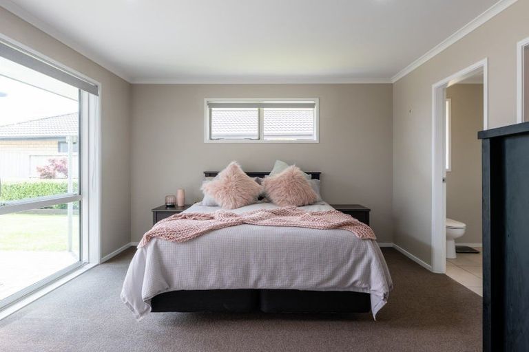 Photo of property in 8 Whitney Place, Rototuna North, Hamilton, 3210