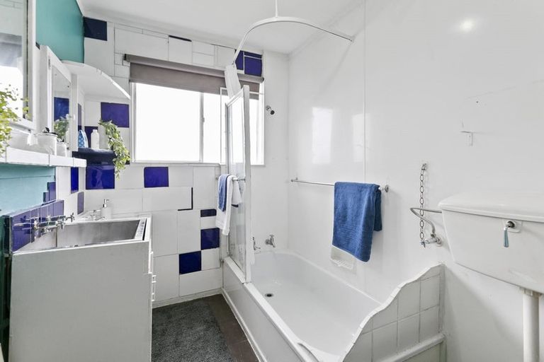 Photo of property in 29b Omega Street, Newlands, Wellington, 6037