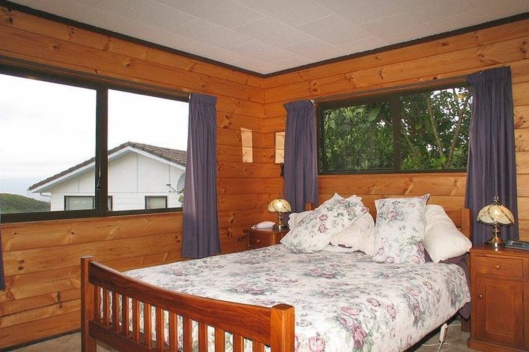 Photo of property in 21b Fernhaven Grove, Newlands, Wellington, 6037