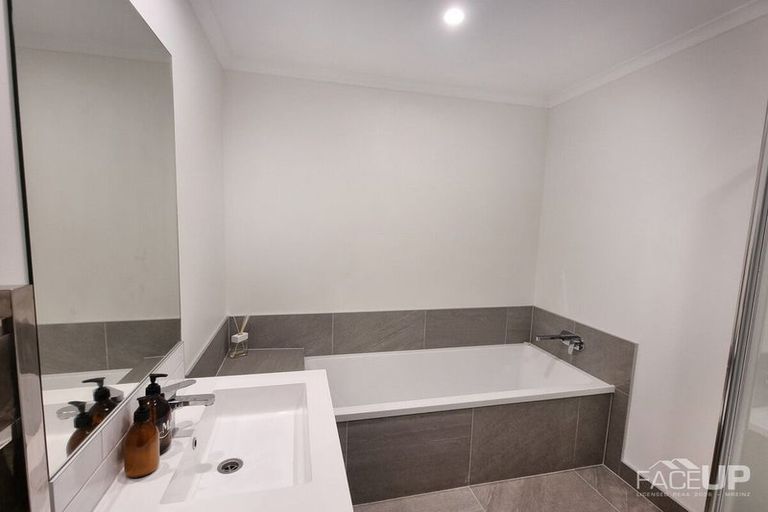 Photo of property in 32/1 Scott Road, Hobsonville, Auckland, 0616