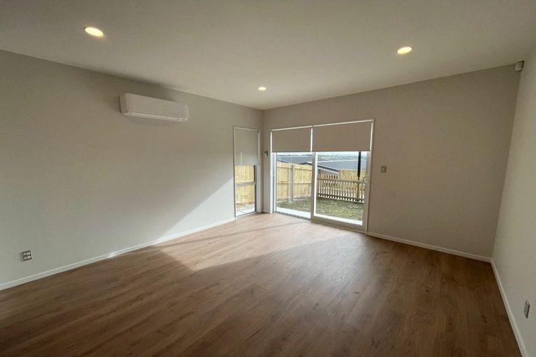 Photo of property in 33a Red Hills Road, Massey, Auckland, 0614