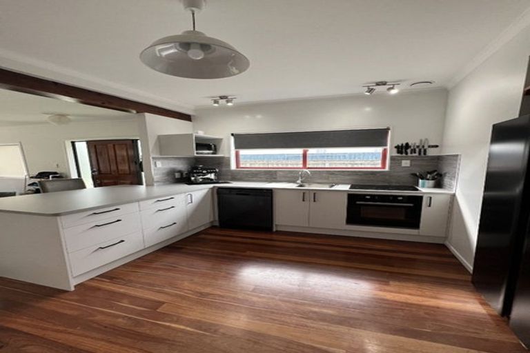 Photo of property in 27 Golf Road, Paraparaumu Beach, Paraparaumu, 5032