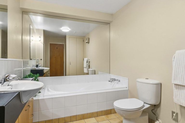 Photo of property in Endeavour Apartments, 8/125 Thorndon Quay, Pipitea, Wellington, 6011