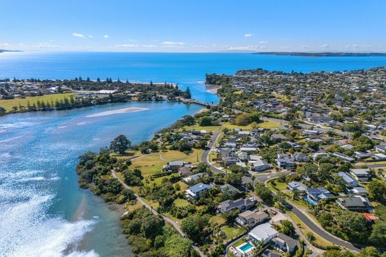 Photo of property in 40 Pohutukawa Avenue, Red Beach, 0932