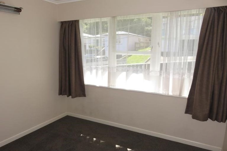 Photo of property in 16 Omega Street, Newlands, Wellington, 6037