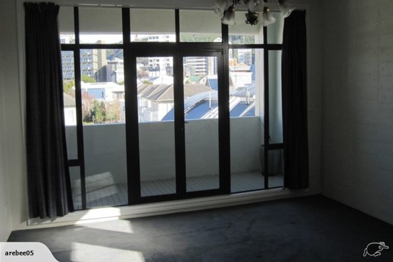 Photo of property in Endeavour Apartments, 13/125u Thorndon Quay, Pipitea, Wellington, 6011