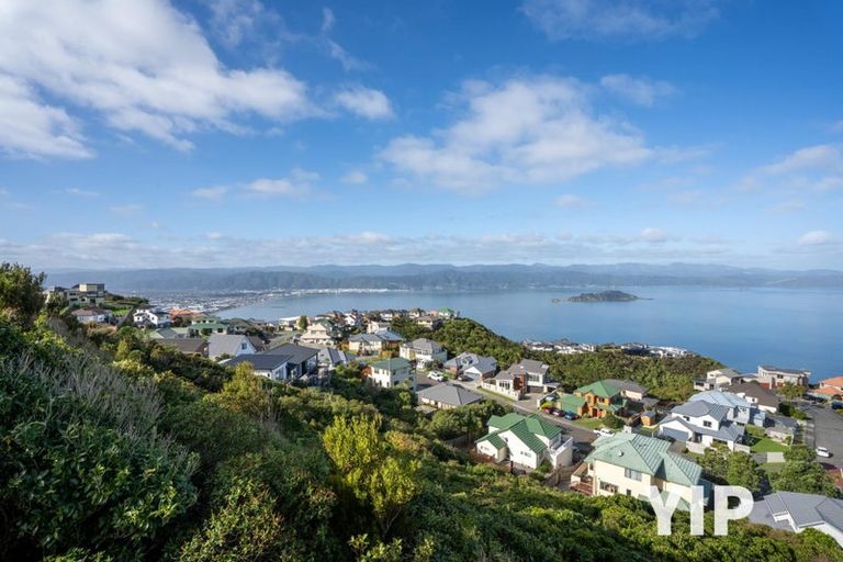 Photo of property in 4b Sunhaven Drive, Newlands, Wellington, 6037